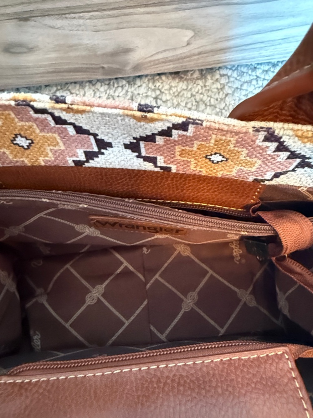 Wrangler Cream & Tan Embroidered Crossbody Tote with Patterned Strap - Picture 5 of 8